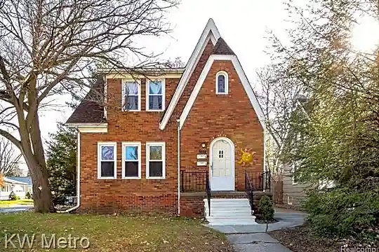 722 E 6th St Photo 1