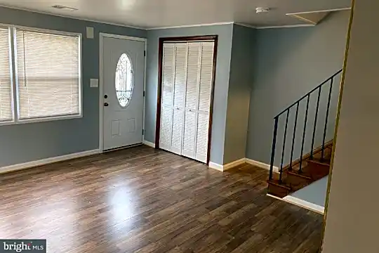 1601 Lyle Ct Photo 2