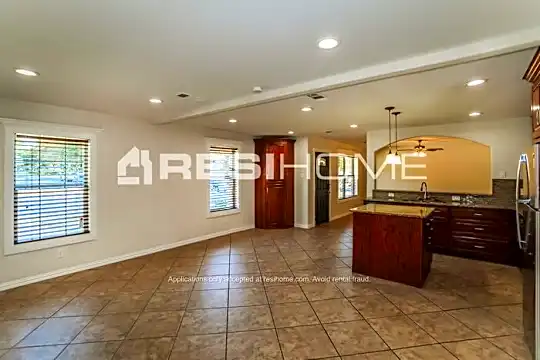1608 Oak Tree Drive Photo 2