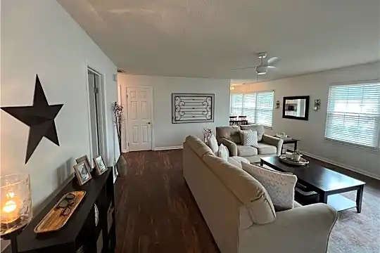 907 Donald Way Photo 2
