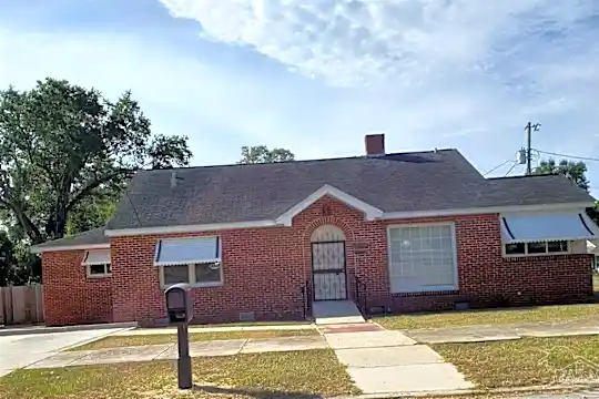 1019 W Belmont St Photo 1