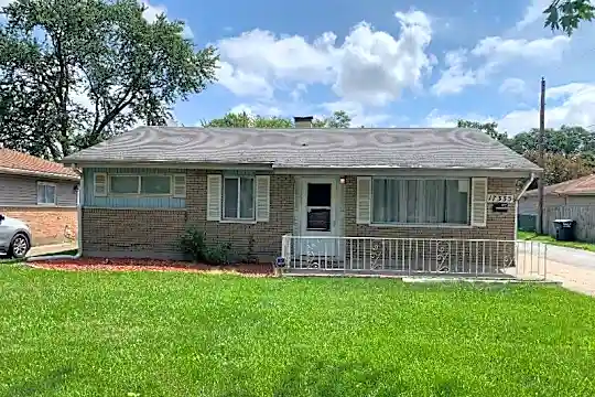 17335 Community St Photo 1