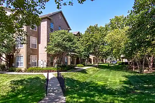 Crowne Chase Photo 2