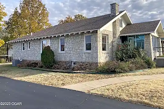 2915 S Main St Photo 2