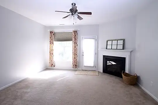100 Stratford Lakes Dr Photo 2