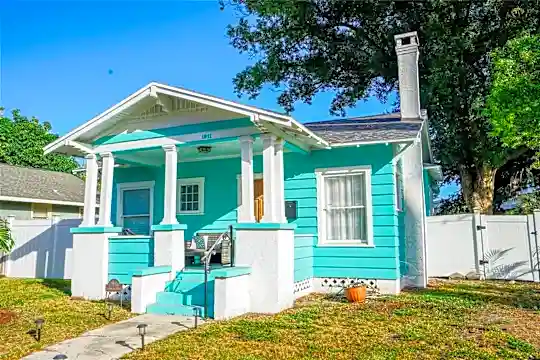 1911 Burlington Ave N Photo 2