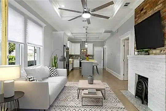 820 Eliza St Photo 2