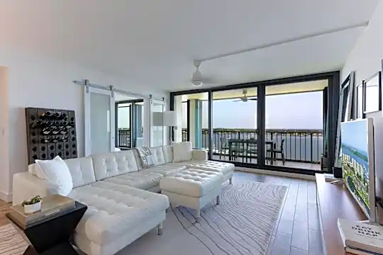 132 Lakeshore Dr #1118 Photo 2