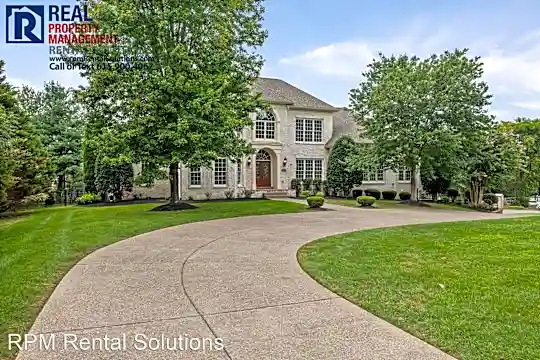 1221 Devens Dr Photo 2
