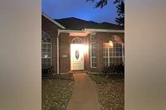 526 Greenwich Ln Photo 1
