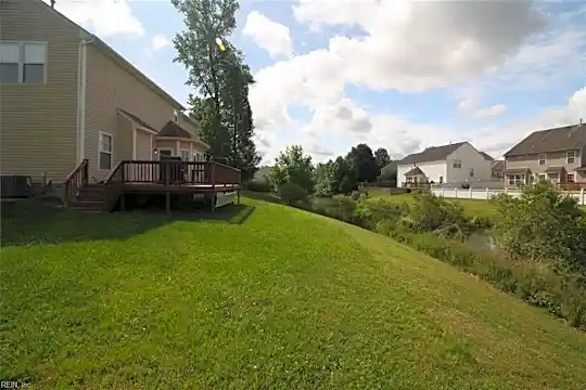 103 McIntosh Ct Photo 2