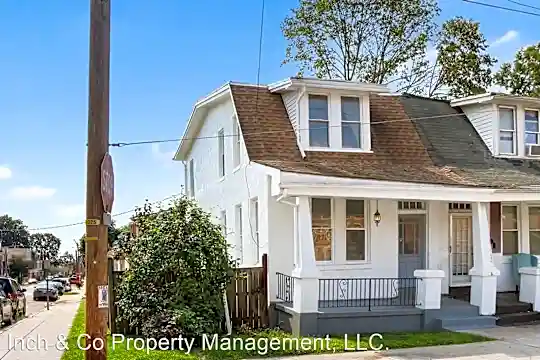 754 McKenzie St Photo 2