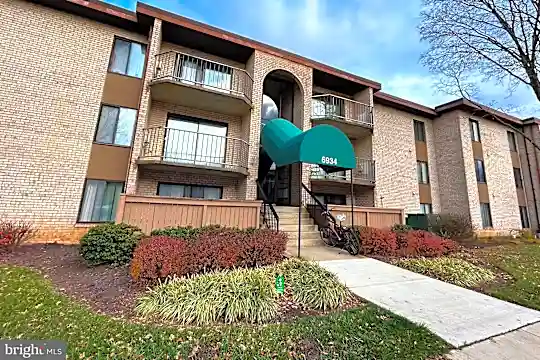 6934 Hanover Pkwy #402 Photo 2