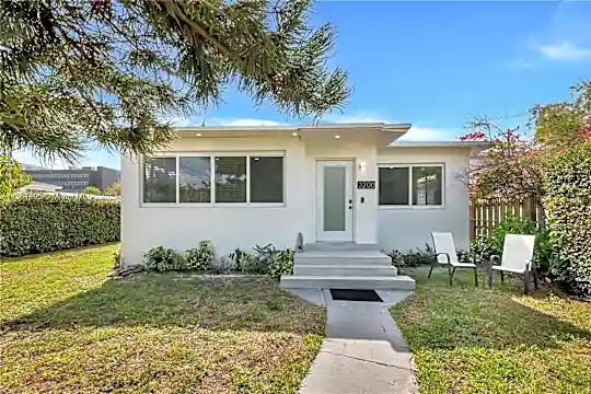 2200 SW 21st St Photo 1