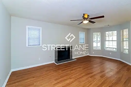 607 Waynes Ct SE Photo 2