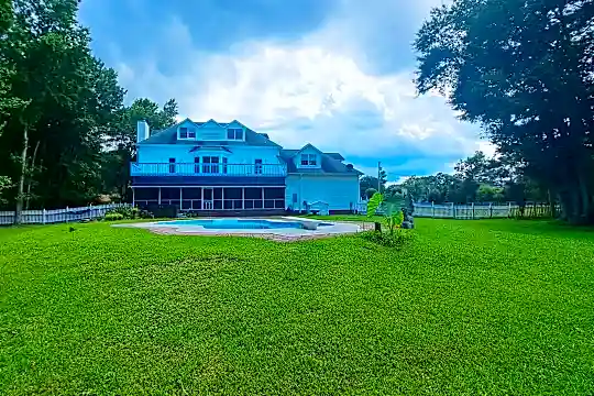 800 Roberts Rd Photo 2
