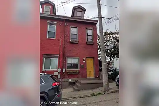 217 42nd St Photo 2