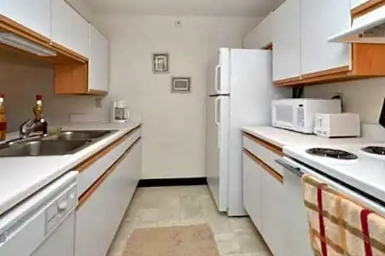 Higgins Estates Apartments Photo 2