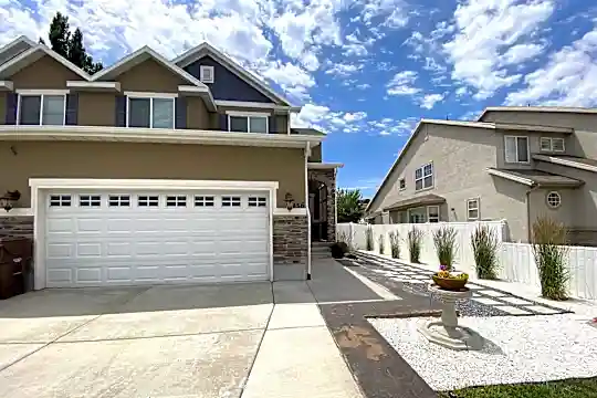 256 Carol Way Photo 2