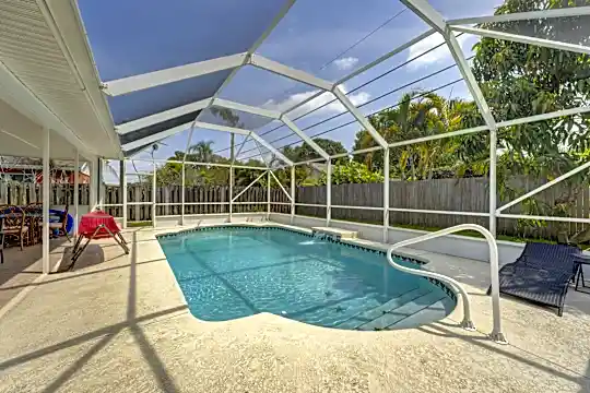 573 SE Floresta Dr Photo 1