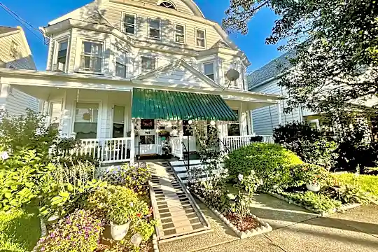 483 N Main St Photo 2