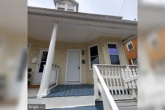126 E 1st St Photo 2