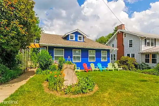28 Ravenscroft Dr Photo 1
