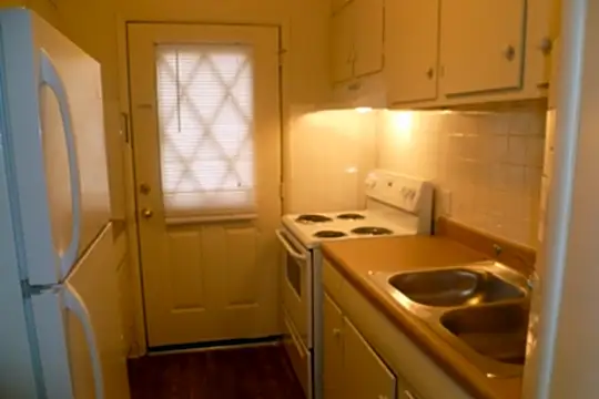Country Club Apartments Photo 2