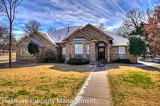 1042 Hidden Oaks Way Photo 1