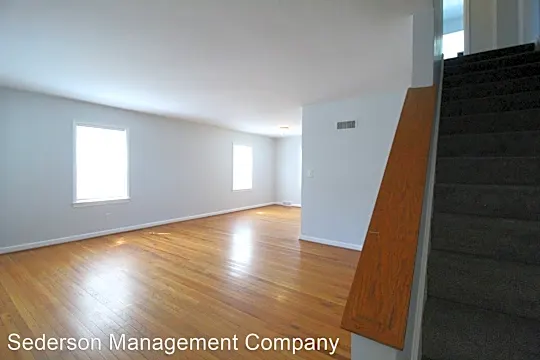 7606 Terrace St Photo 2