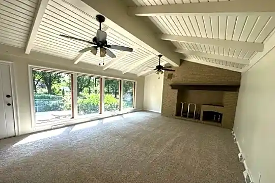 2815 E Ray Dr Photo 2