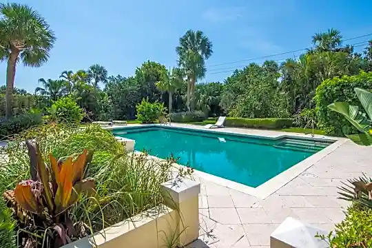 986 Riomar Dr Photo 1