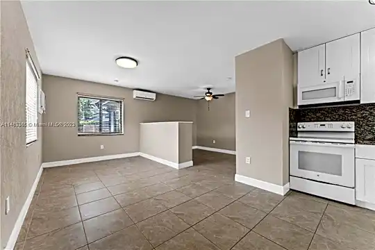 157 Curtiss Pkwy #B Photo 2