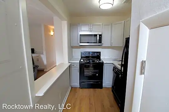 1420 Bradley Dr Photo 2