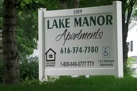 Lake Manor Photo 2