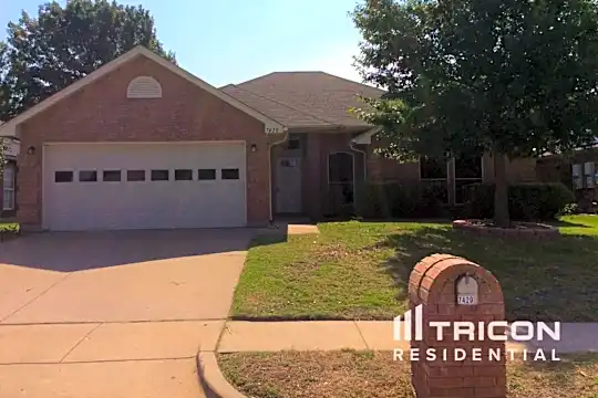 7420 Bennington Drive Photo 2