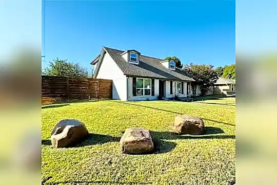 7986 Roundrock Rd Photo 2