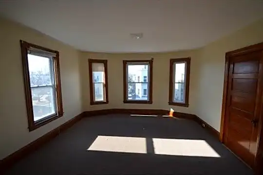 597 Montgomery St Photo 2