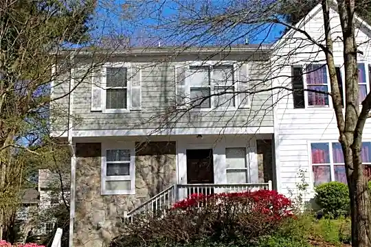 1068 Falling Water Dr Photo 2
