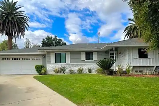 946 Nottingham Dr Photo 1