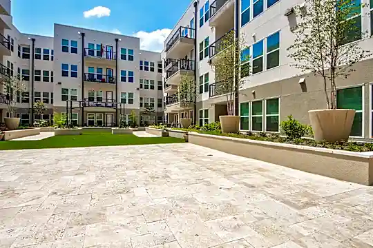 Latitude Apartment Homes Photo 2