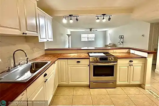 22605 SW 66th Ave #203 Photo 1