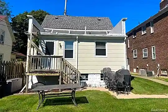 441 Elm St Photo 2