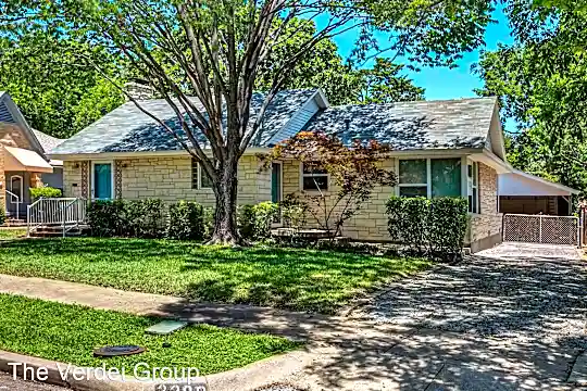 2209 Lawndale Dr Photo 2