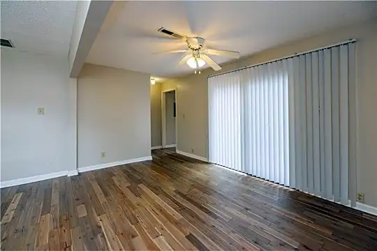 897 Argonne Ave NE #4 Photo 2