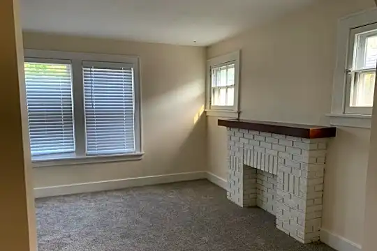 145 Hamilton Dr Photo 2
