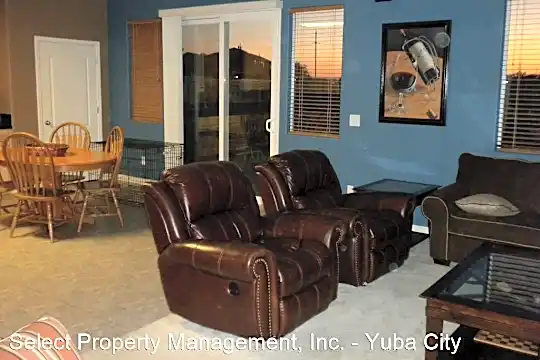 3940 Sophia St Photo 2