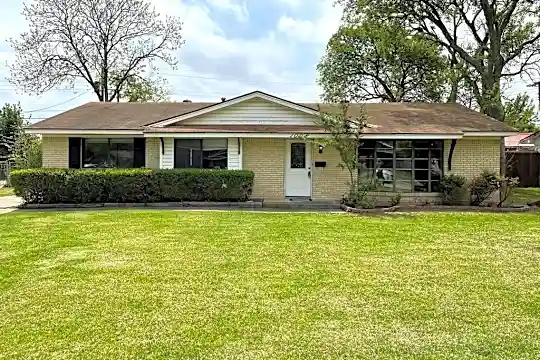 1008 Wake Dr Photo 1