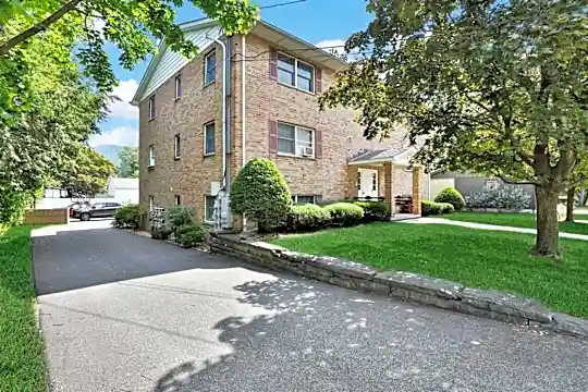 65 N Chestnut St #1 Photo 2
