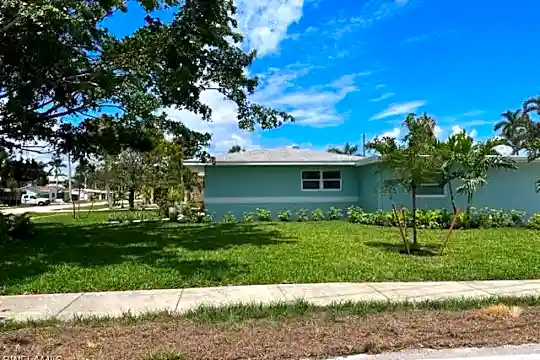 1573 Maravilla Ave Photo 2